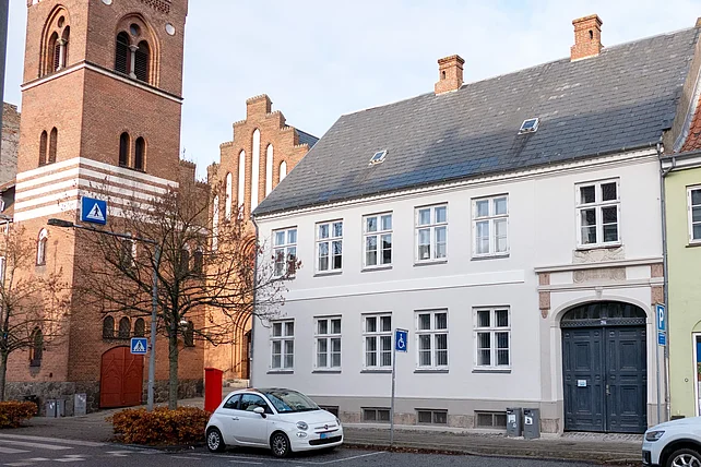 Das sanierte Pfarrhaus neben der St.-Josefs-Kirche in Horsens (Foto: Th. Birkheuser)