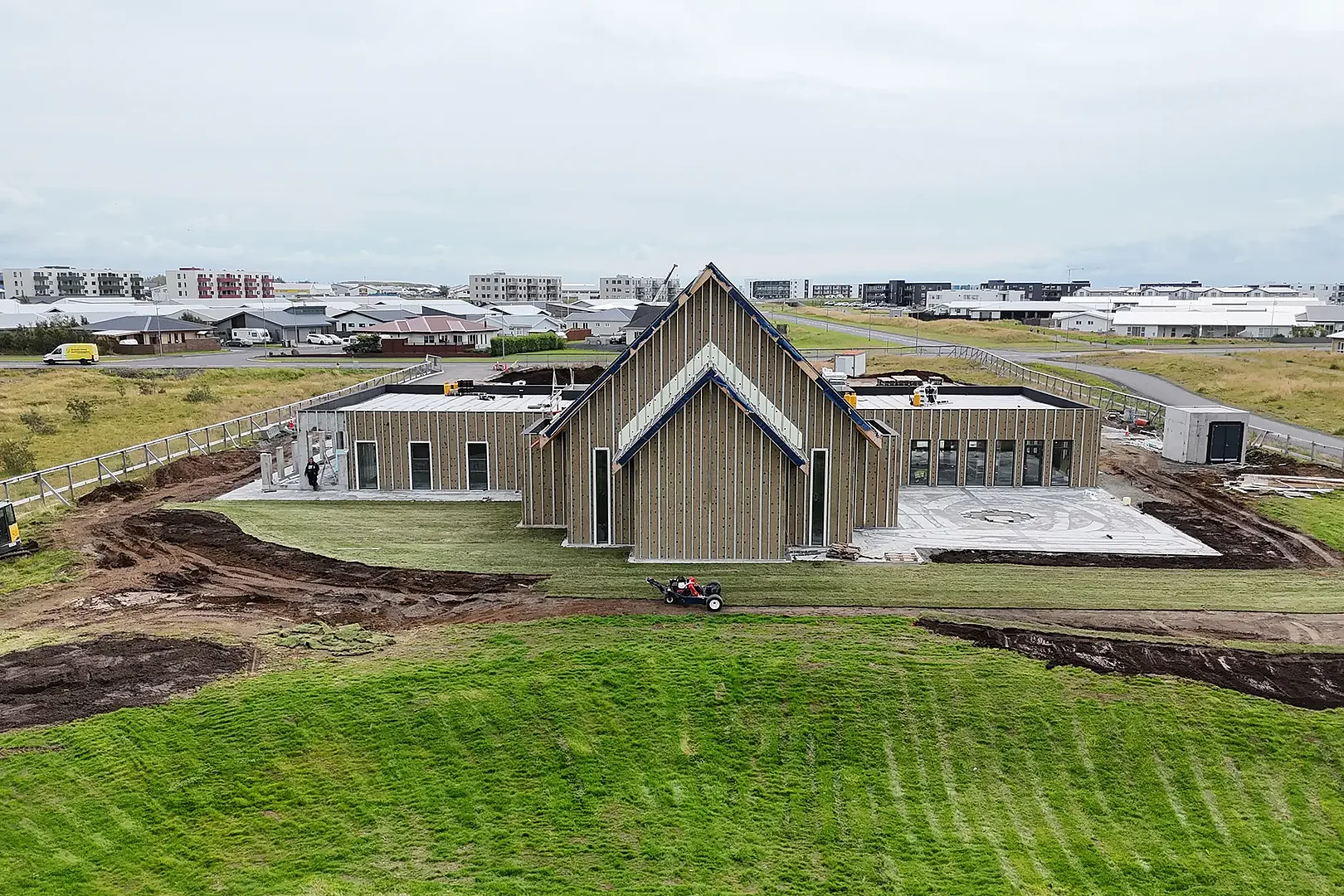 Komplex mit Kirche und Gemeindezen-trum: Der Neubau in Selfoss hat insgesamt 3,6 Millionen Euro gekostet. (Foto: Ivan Sovic) Komplex mit Kirche und Gemeindezen-trum: Der Neubau in Selfoss hat insgesamt 3,6 Millionen Euro gekostet. (Foto: Ivan Sovic)